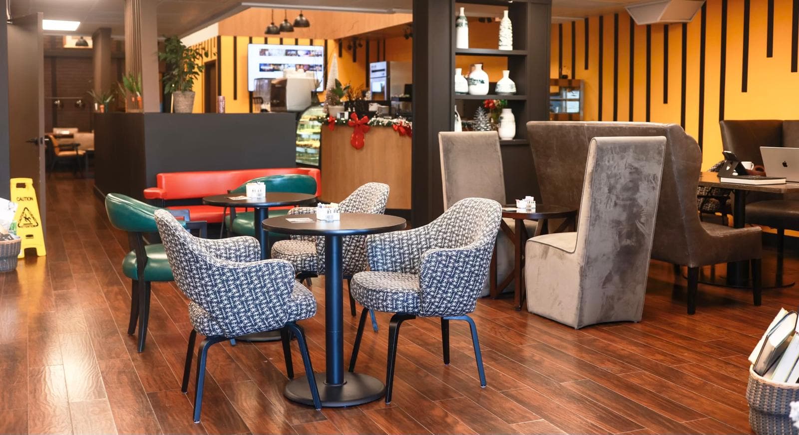 Rakis Cafe & Lounge — photo 1