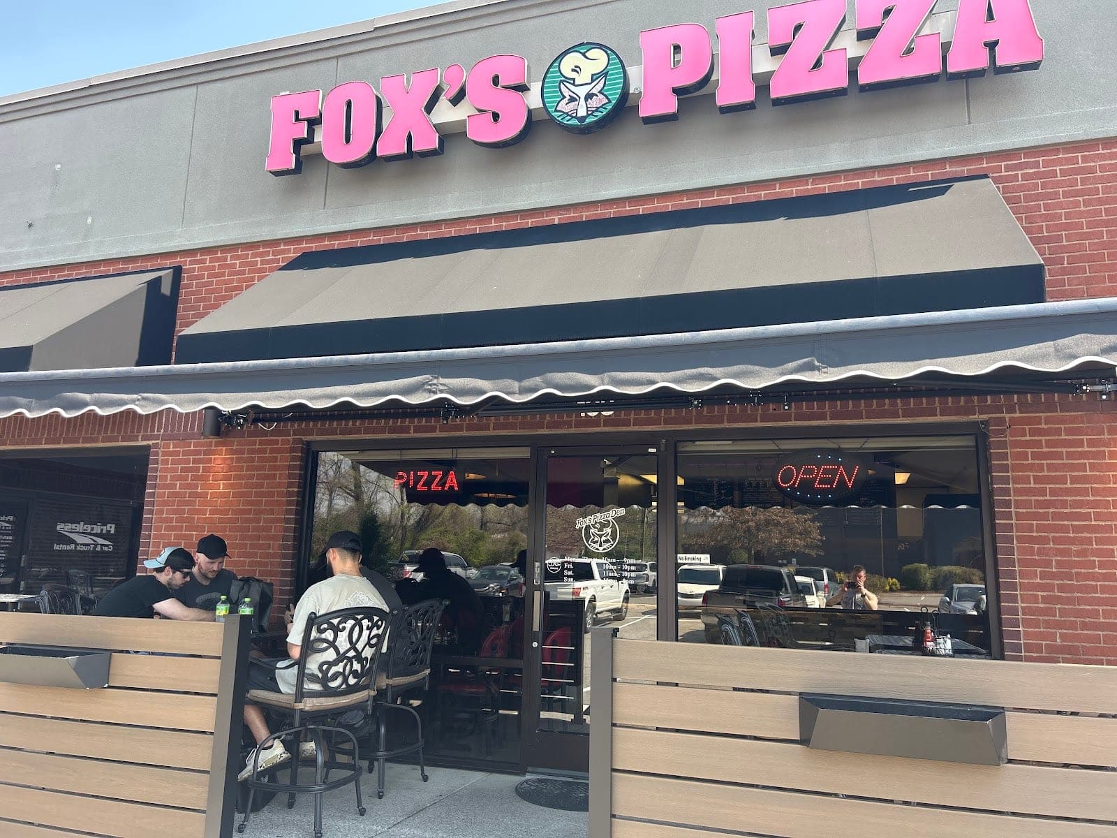 Fox's Pizza Den — photo 1