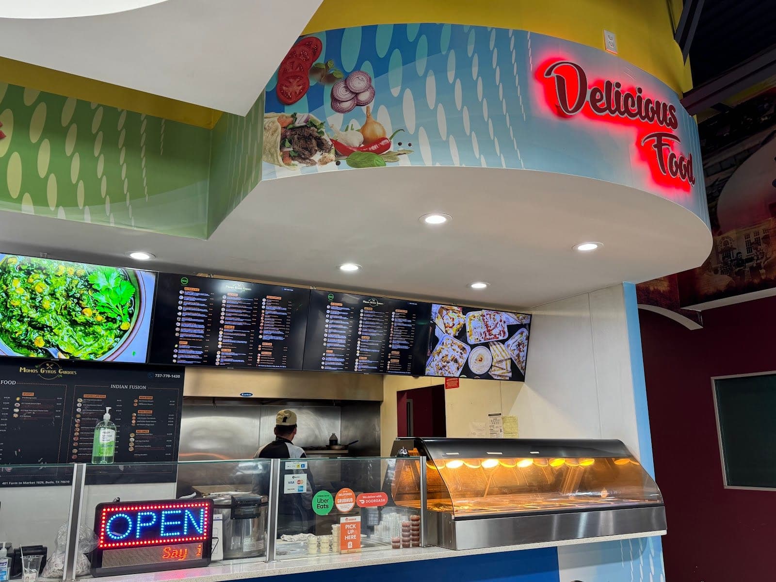 Momos Gyros Curries Halal — photo 1